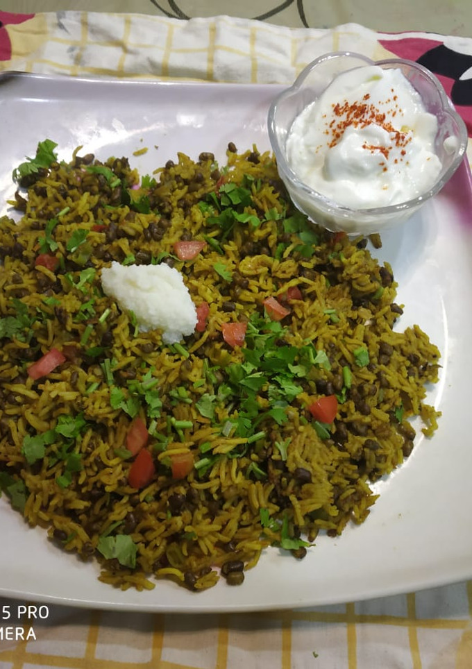 અડદ દાળ ખીચડી(Udad Dal Khichadi Recipe In Gujarati) રેસીપી મુખ્ય ફોટો