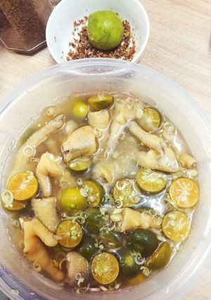 Hình của món Chân gà ngâm sả tắc (Das).