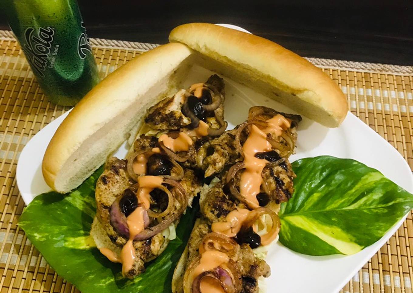 Leftovers black pepper steak (long / round burger)