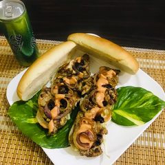 A picture of Leftovers black pepper steak (long / round burger).