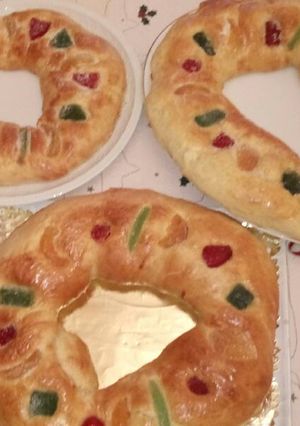 A picture of Roscón de reyes. (Three kings cake).