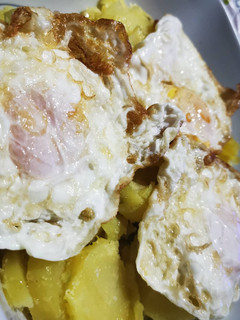 Una foto de Huevos rotos con fuet