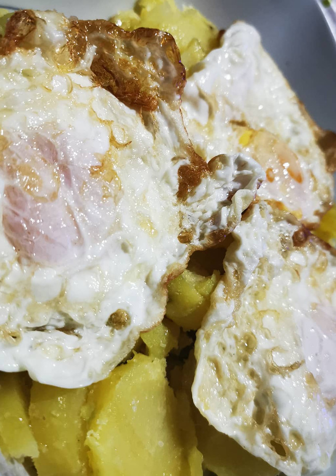 Una foto de Huevos rotos con fuet