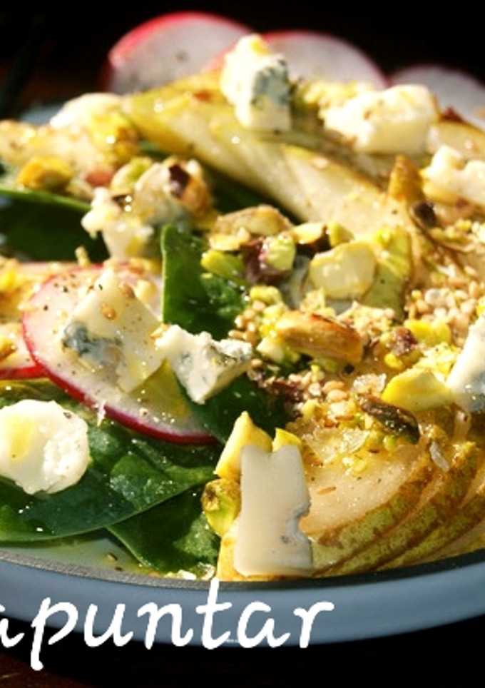 Una foto de Ensalada de espinacas 🍐🧀🍃