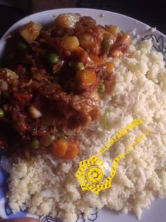 Dafaffan couscous da kabeji da miyar kayan lanbu ainihin hoton girkin
