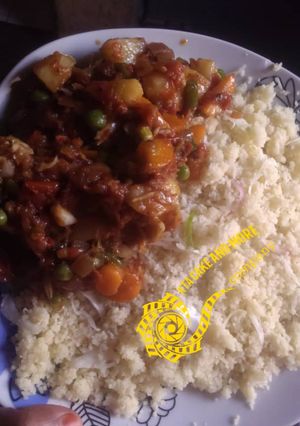 Dafaffan couscous da kabeji da miyar kayan lanbu ainihin hoton girkin