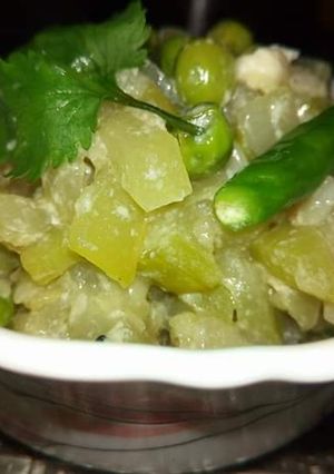 A picture of Bottlegourd Peas Milk Curry/Lauki Matar Malai/Doodh Lau.
