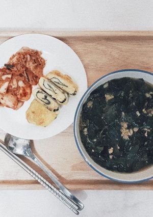 Hình của món Canh Rong Biển Hàn Quốc 미역국 (Seaweed Soup) 🇰🇷.