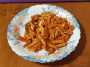 Una foto de sobras de bacalao con tomate