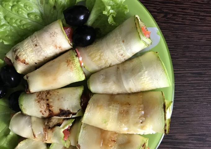 Рулетики из кабачка с семгой и творожным сыром пошаговый