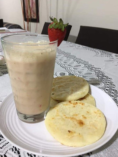 Una foto de Desayuno o cena/leche de avena con arepas