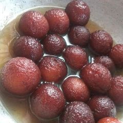 A picture of Gulab jamun.