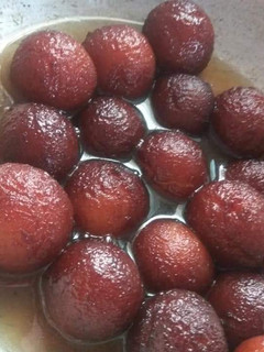 A picture of Gulab jamun.