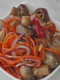 Фото Маринованные шампиньоны с морковью, луком и чесноком.