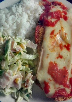 Una foto de Milanesa napolitana de berenjena rellena con ensalada