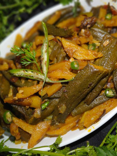 स्पाइसी पोटैटो भिंडी (Spicy potato bhindi recipe in Hindi) रेसिपी मुख्य फोटो