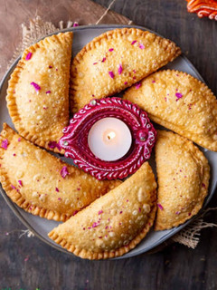 मावा करंजी(Mawa karnji recipe in hindi) रेसिपी मुख्य फोटो
