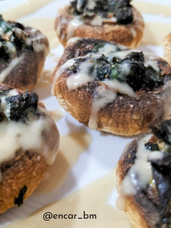Una foto de Champiñones rellenos de espinacas con salsa de castañas