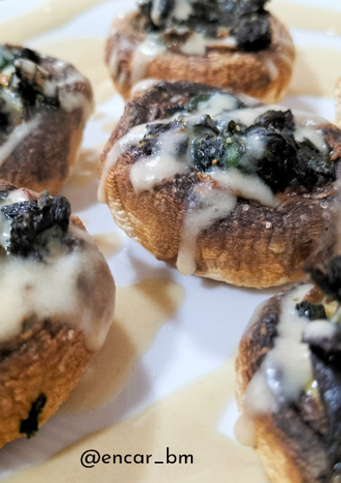 Una foto de Champiñones rellenos de espinacas con salsa de castañas