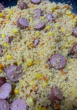 Una foto de Cous-Cous con Salchichas, Maíz y Zanahoria
