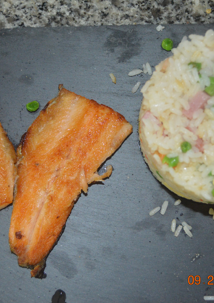 Una foto de Trucha asalmonada con arroz tres delicias