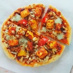 A picture of Tawa Paneer Tikka Pizza.