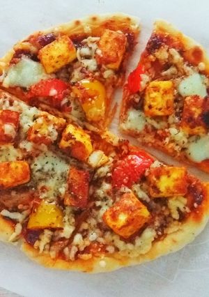 A picture of Tawa Paneer Tikka Pizza.