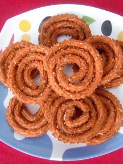 तांदळाच्या पीठाची चकली (tandul pith chakali recipe in marathi) रेसिपी चे मुख्य फोटो