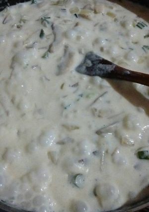Una foto de Salsa de crema y verdeo con champiñones