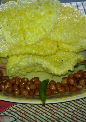 A picture of Sabudana Papad or moongphali.
