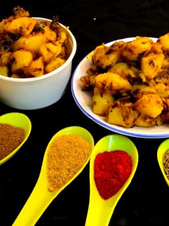 जीरा आलू (jeera aloo recipe in Hindi) रेसिपी मुख्य फोटो