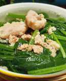 Canh cải bó xôi nấu thịt và chả cá