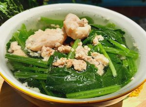 Hình của món Canh cải bó xôi nấu thịt và chả cá.