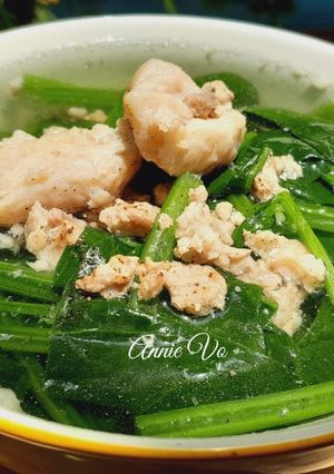Hình của món Canh cải bó xôi nấu thịt và chả cá.