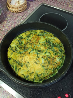 Una foto de Tortilla de patatas y espinacas vegana