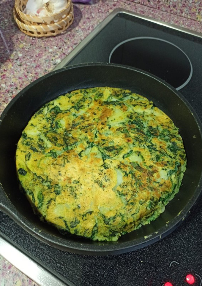 Una foto de Tortilla de patatas y espinacas vegana