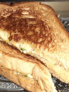 ફ્રેન્ચ ગાર્લિક ટોસ્ટ (French Garlic Toast Recipe In Gujarati) રેસીપી મુખ્ય ફોટો