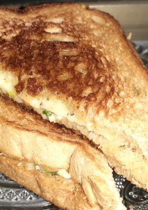 ફ્રેન્ચ ગાર્લિક ટોસ્ટ (French Garlic Toast Recipe In Gujarati) રેસીપી મુખ્ય ફોટો