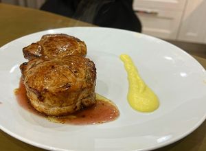 Foto di Filetto di maiale con riduzione di Cannonau e salsa di mele zenzero e limone