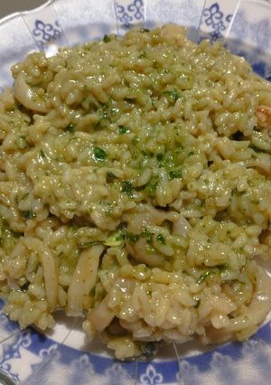Una foto de Arroz con aros de calamar y pesto