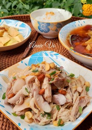 Hình của món Cơm nhà với hai món từ gà.