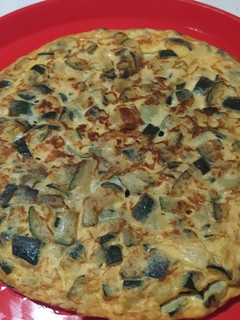 Una foto de Tortilla de calabacín y cebolla🥒🧅🥚🥚