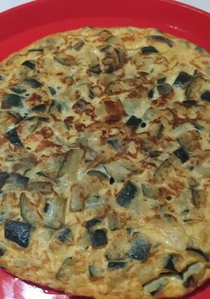 Una foto de Tortilla de calabacín y cebolla🥒🧅🥚🥚