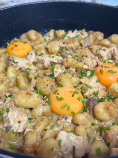 Una foto de Ñoquis o Gnocchis con pollo y yemas