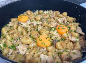 Una foto de Ñoquis o Gnocchis con pollo y yemas