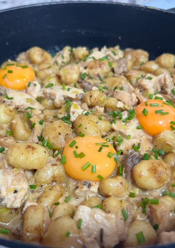 Una foto de Ñoquis o Gnocchis con pollo y yemas