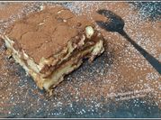 Una foto de tiramisu con mascarpone y soletillas