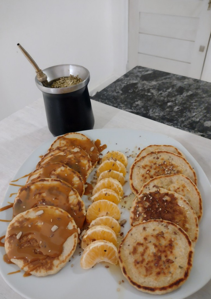 Una foto de Pancakes fáciles y económicos en minipimer o licuadora! Sin azúcar