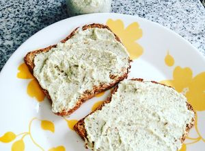 Una foto de "Hummus" de porotos mung y tomillo