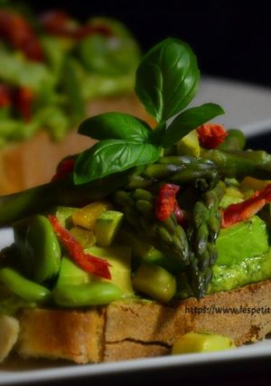 Une photo de Toast printanier aux fèves, avocat et asperges vertes